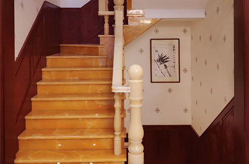 元宝山中式别墅室内汉白玉石楼梯的定制安装装饰效果